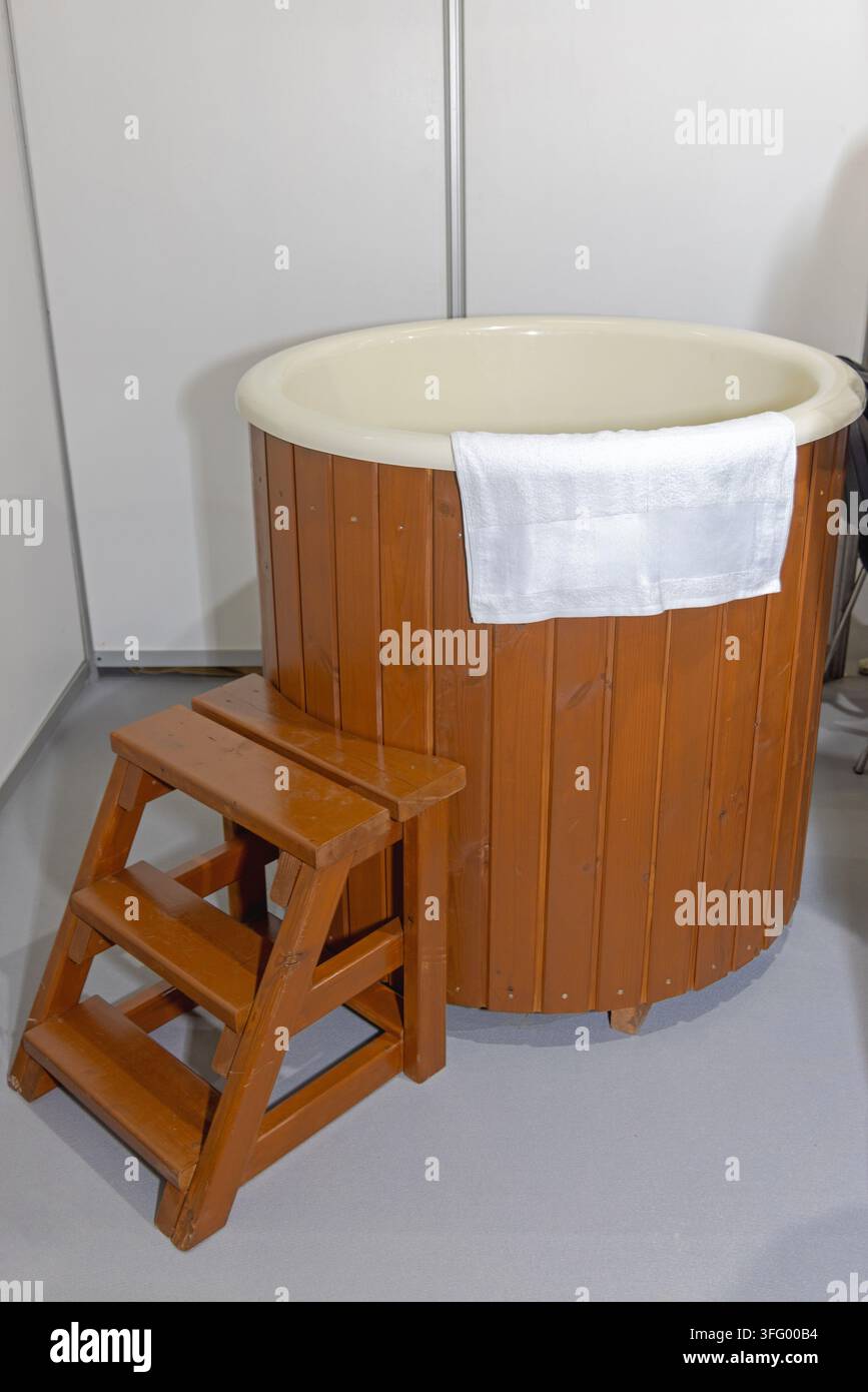 Bain glacé dans une baignoire en bois avec marches d'accès - Thérapie spa Banque D'Images