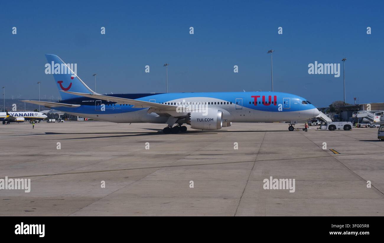 Un TUI Boeing 787 débarque des passagers à l'aéroport de Paphos, Chypre Banque D'Images