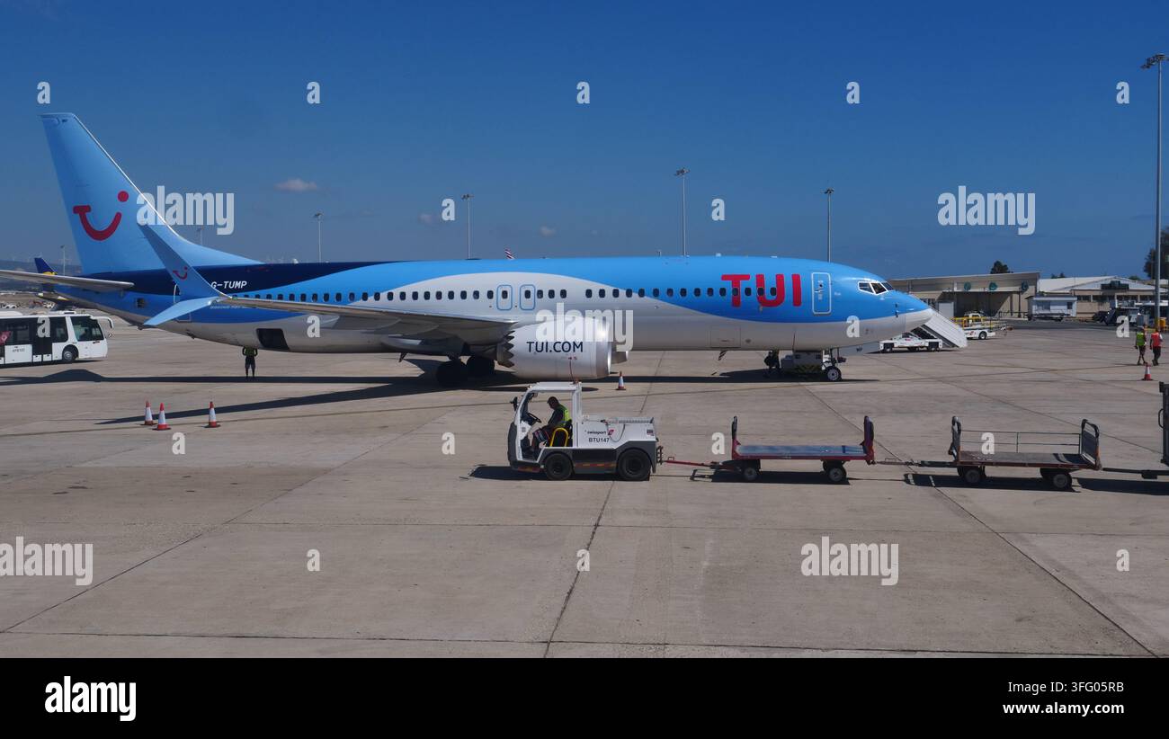 Un TUI Boeing 787 débarque des passagers à l'aéroport de Paphos, Chypre Banque D'Images