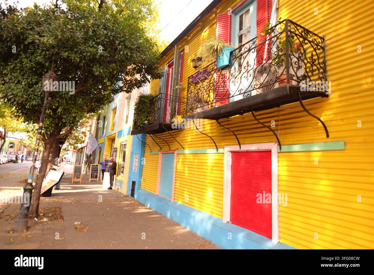 Rue urbaine colorée aux couleurs primaires d'Amérique du Sud Banque D'Images