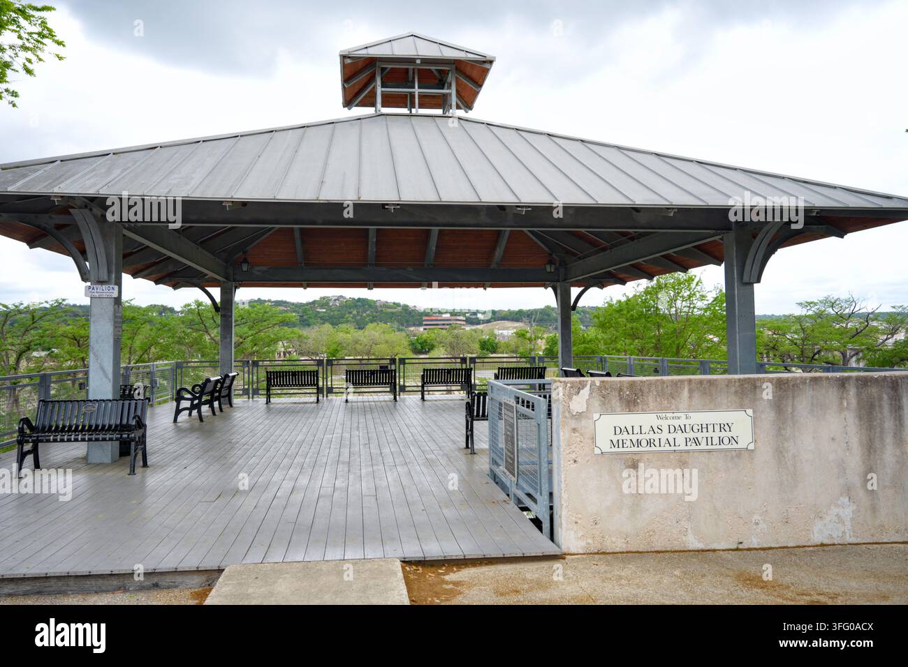 Kerrville, Texas, États-Unis - 9 avril 2026 : Pavillon commémoratif Dallas Daughtry avec des places assises couvertes surplombant la rivière Guadalupe. Banque D'Images