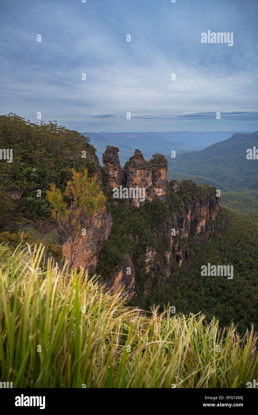 Les Trois Sœurs, situées à Echo Point Lookout dans la ville de Katoomba dans les Blue Mountains de Nouvelle-Galles du Sud, Australie Banque D'Images