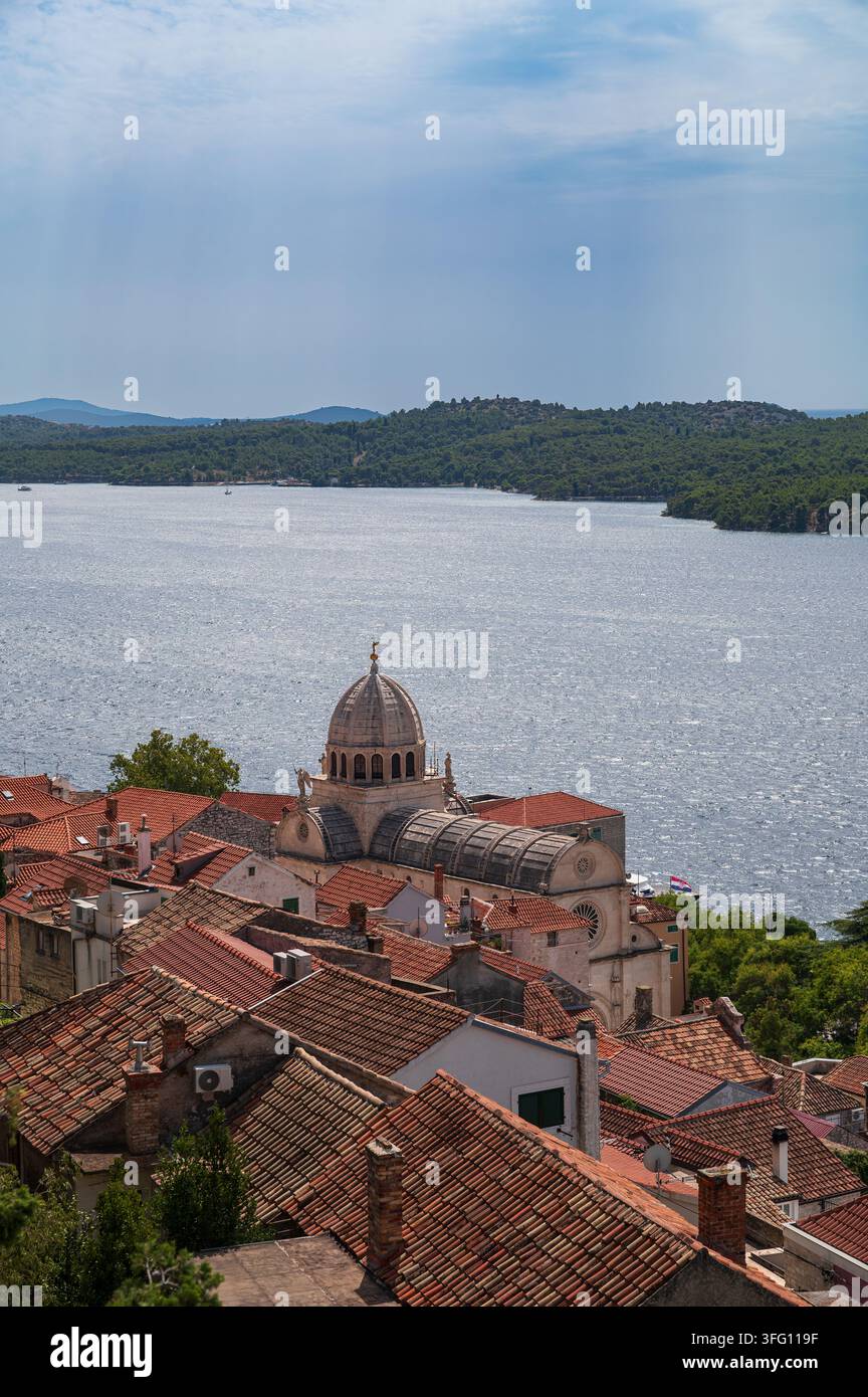 Vue élevée de la cathédrale Saint-Jacques de la ville de Sibenik, située en Croatie Banque D'Images