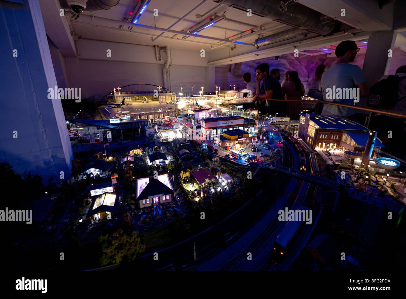 Modèles miniatures ferroviaires, de ville et de paysage exposés au Miniatur Wunderland. Banque D'Images