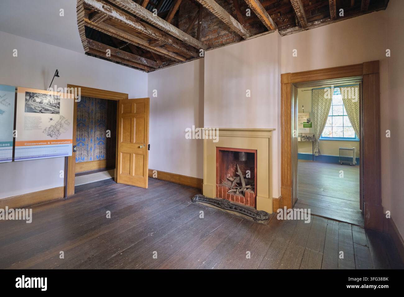 Exposition, présentations d'artefacts dans une pièce vide. Avec plafond apparent. À la maison du commandant gardien, site de la prison pour condamnés de Port Arthur en Tasmanie. Banque D'Images