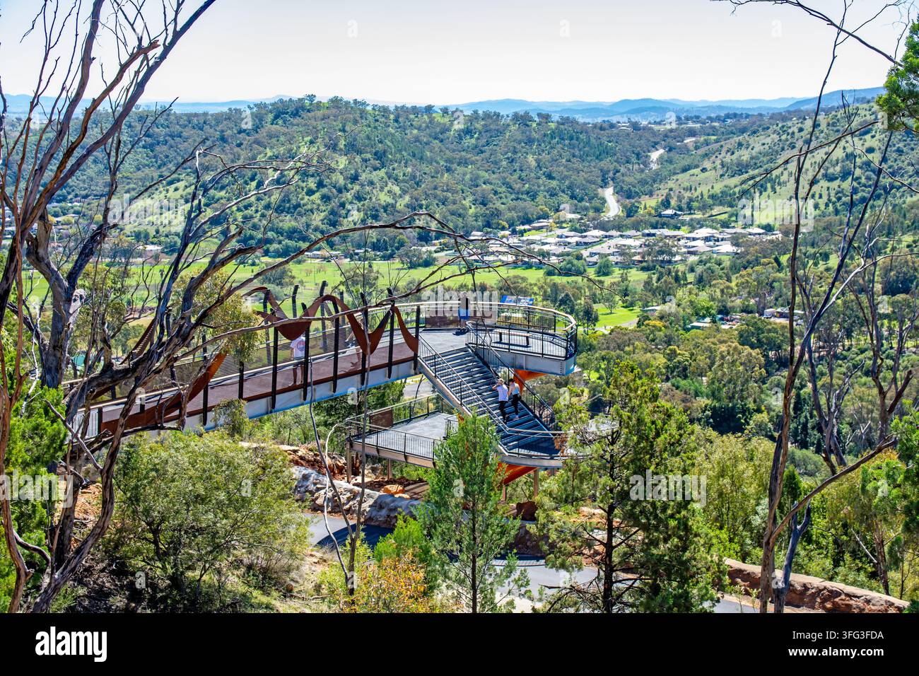 Vue montrant une partie des chemins de skywalk, des escaliers et la plateforme d'observation la plus basse. Tamworth NSW, Australie. Banque D'Images