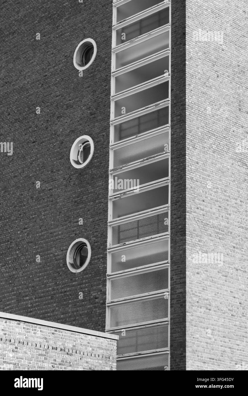 COMPLEXE WOGA, Erich Mendelsohn, 1925–1928, Kurfürstendamm, Berlin, façade en brique avec escalier vitré Banque D'Images