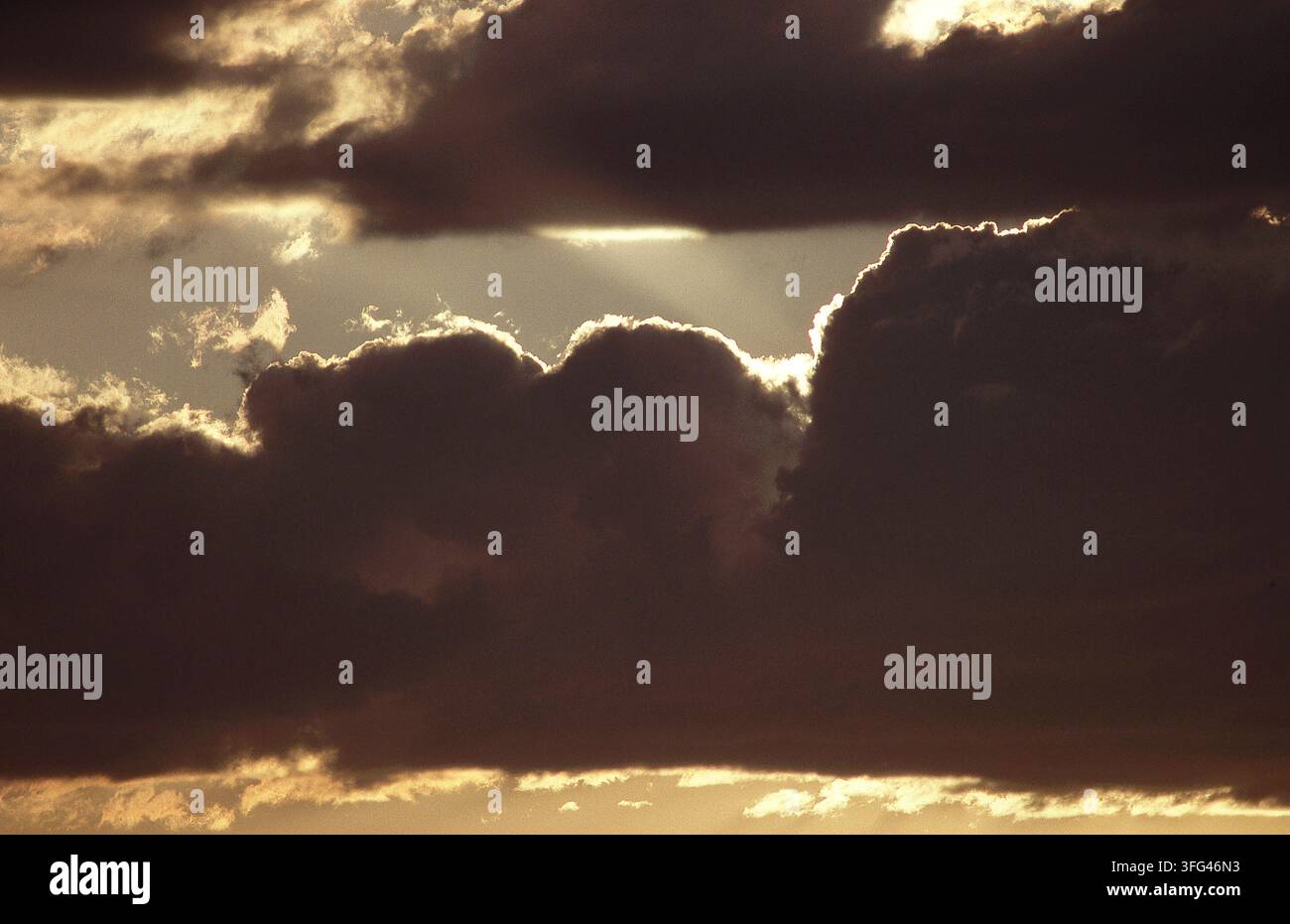 LA LUMIÈRE DU SOLEIL TRAVERSANT LES NUAGES ORAGEUX SOMBRES AU-DESSUS DE L'ÎLE SUD STRADBROKE, MORETON BAY, GOLD COAST DE QUEENSLAND, AUSTRALIE. Banque D'Images