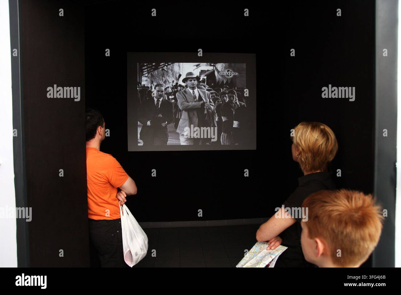 Cracovie, Pologne – 30 juin 2007 : Des visiteurs marchent à l’extérieur de l’ancienne usine d’émail d’Oskar Schindler à Cracovie, Pologne. Banque D'Images