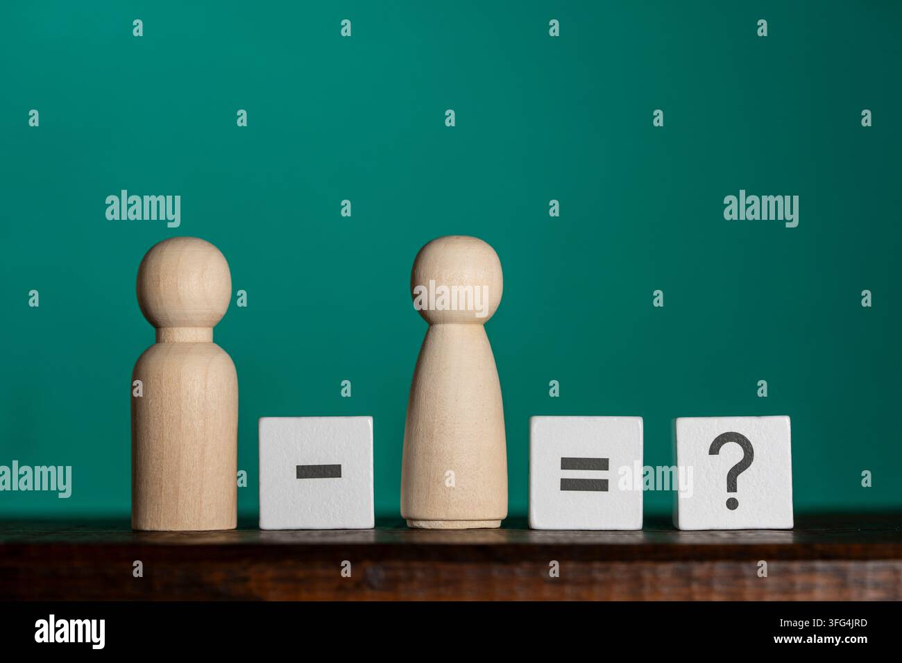 Concept de relation avec des figurines en bois et des signes mathématiques. Poupées en bois et puzzle de symboles mathématiques représentant la séparation par divorce et les problèmes familiaux Banque D'Images