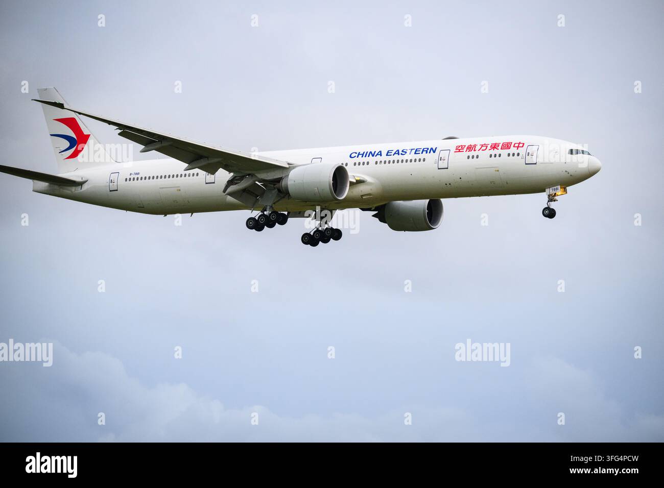 Auckland, Nouvelle-Zélande – 10 septembre 2026 : China Eastern Airlines B-7881 Boeing 777-39P(ER) volant vers l'Aéroport international d'Auckland. Banque D'Images