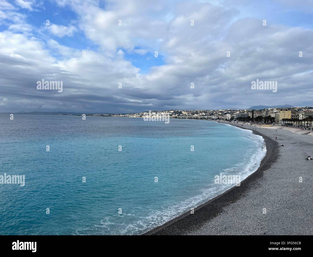 Nice, France. Vue sur la Plage des Ponchettes en hiver. - Image de stock capturée avec un smartphone