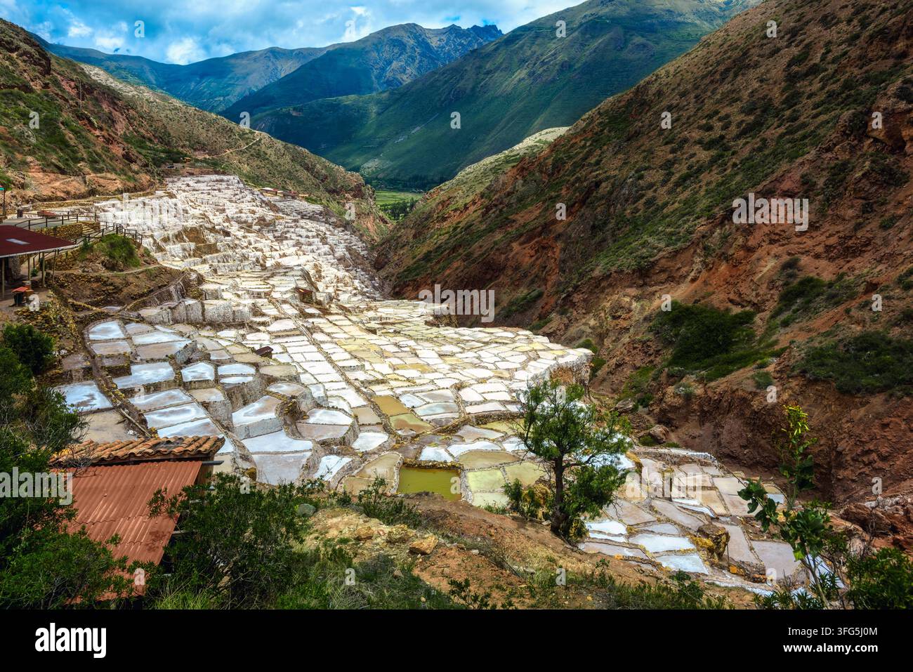 Pittoresques mines de sel de Maras dans la Vallée Sacrée, Andes, Cusco, Pérou Banque D'Images