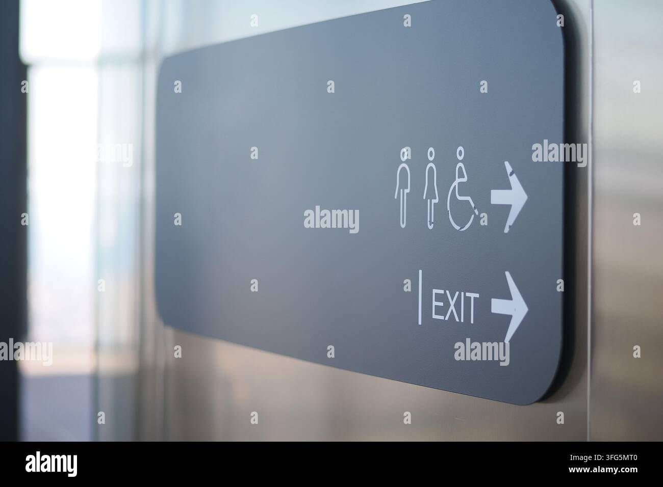 Panneau indiquant les toilettes et la sortie dans un lieu public Banque D'Images