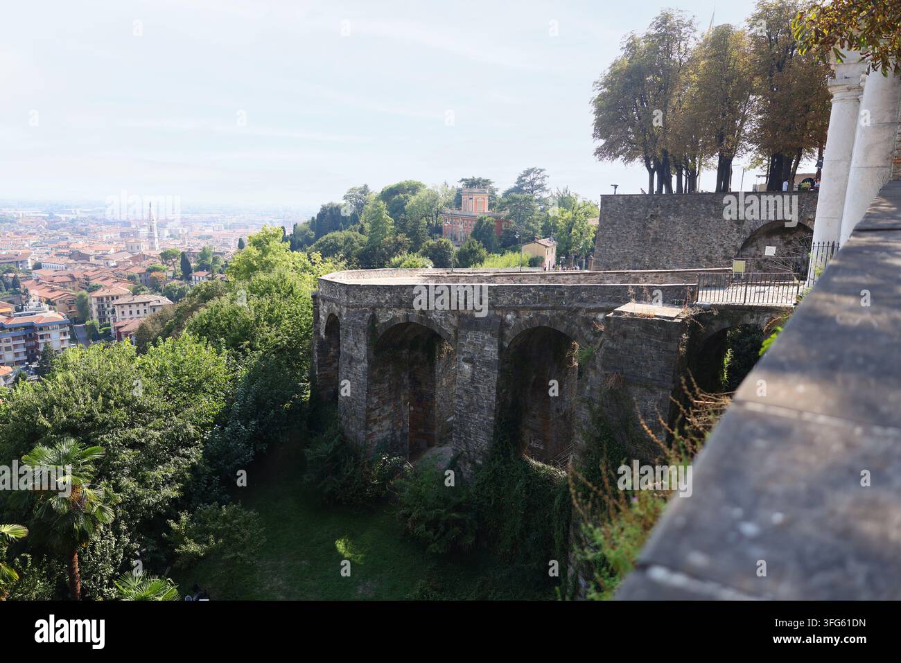 Paysage urbain verdoyant de Bergame par une journée ensoleillée, adapté pour l'immobilier, les villes durables et le contenu lifestyle. Banque D'Images