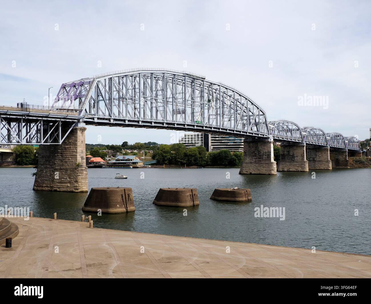 Le Purple People Bridge est un pont réservé aux piétons qui s'étend sur 2 670 pieds au-dessus de la rivière Ohio, reliant Newport, Kentucky, au centre-ville de Cincinnati, O Banque D'Images