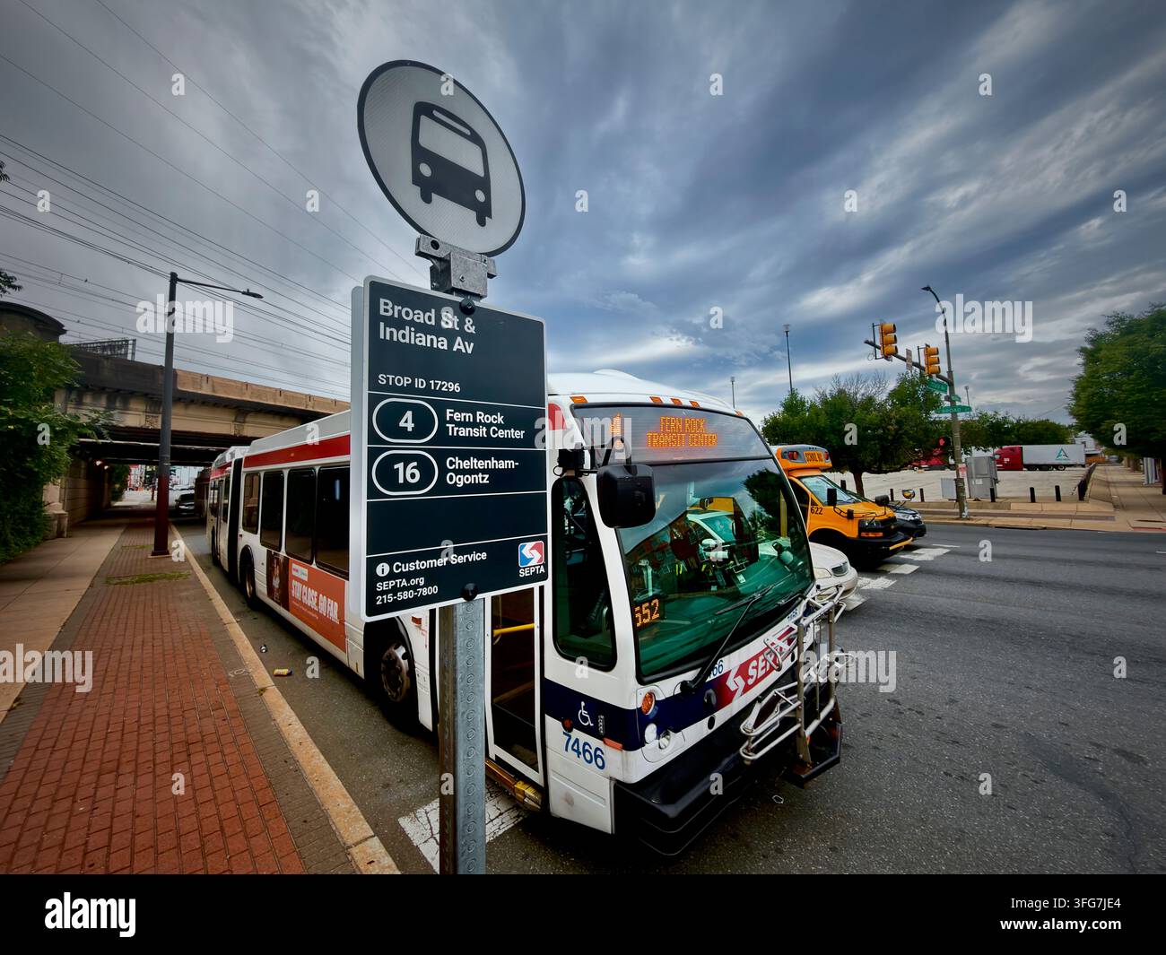 La ligne de bus Septa 4 en direction du centre de transport Fern Rock s'arrête à l'arrêt Broad Street près de la gare commune Septa et Amtrak de North Philadelphia - Image de stock capturée avec un smartphone