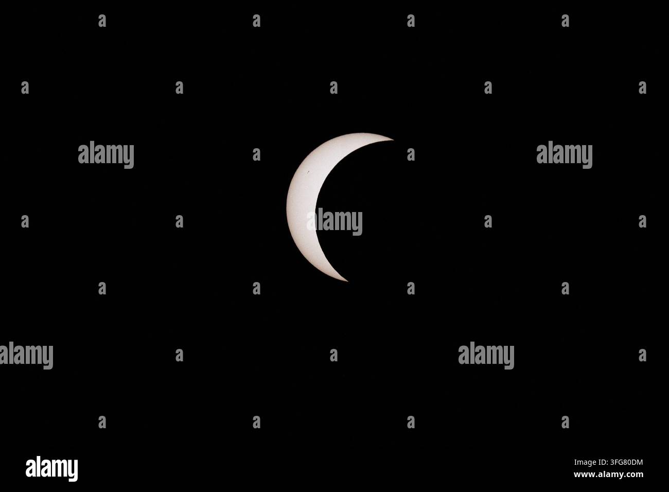 Éclipse solaire totale dramatique avec couronne lumineuse et silhouette sombre de la lune vue au-dessus de Hornillos del Camino, Burgos, Espagne le long du Camino de Santiago Banque D'Images