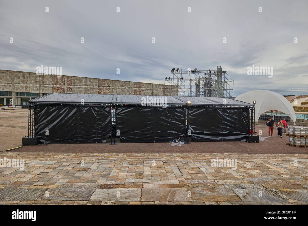 Lieu de spectacle avec pavillon temporaire et mise en place de scène dans un complexe culturel moderne. Saint-Jacques-de-Compostelle, Espagne – 27 août 2026. Banque D'Images
