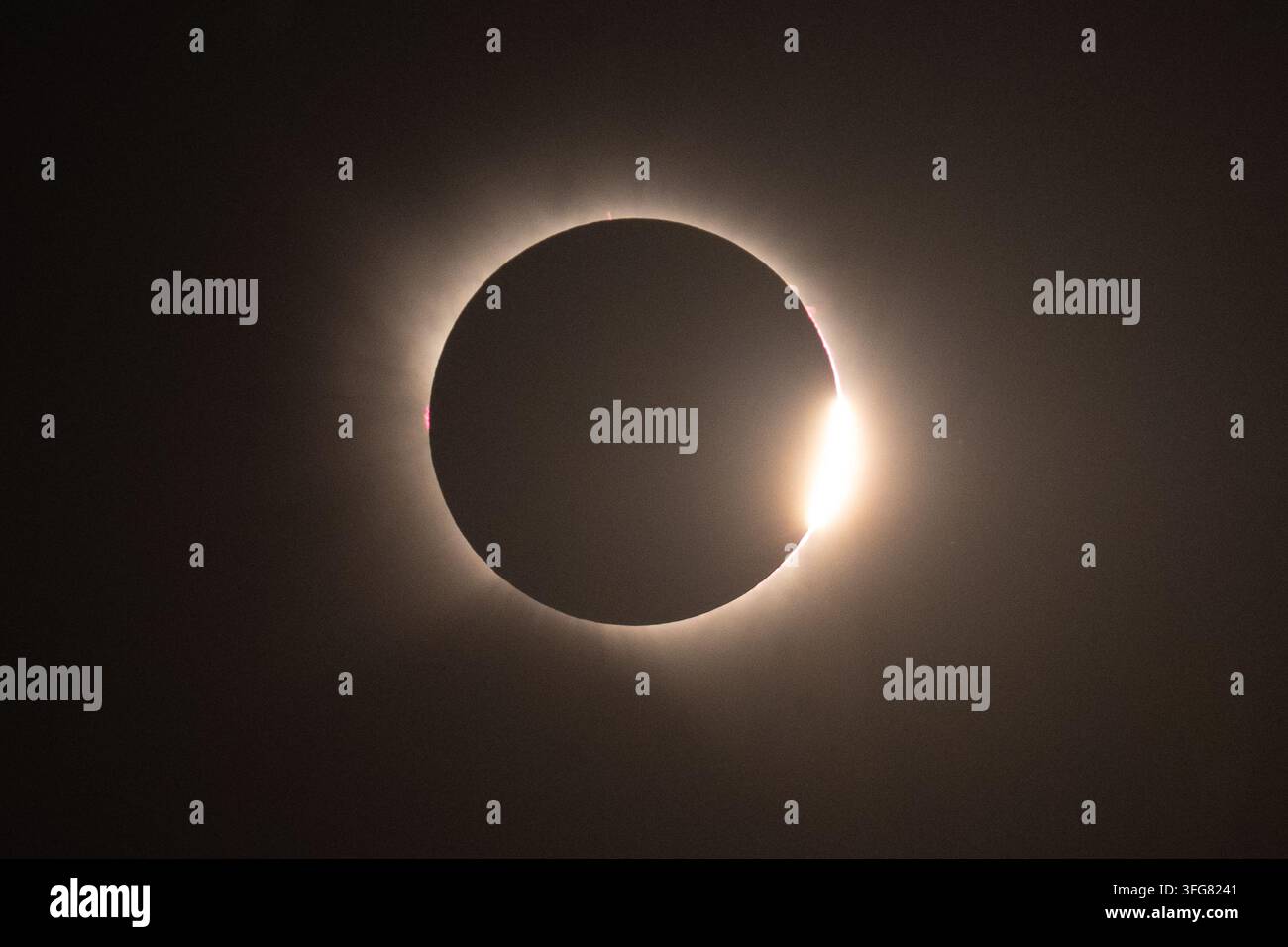 Éclipse solaire totale dramatique avec couronne lumineuse et silhouette sombre de la lune vue au-dessus de Hornillos del Camino, Burgos, Espagne le long du Camino de Santiago Banque D'Images