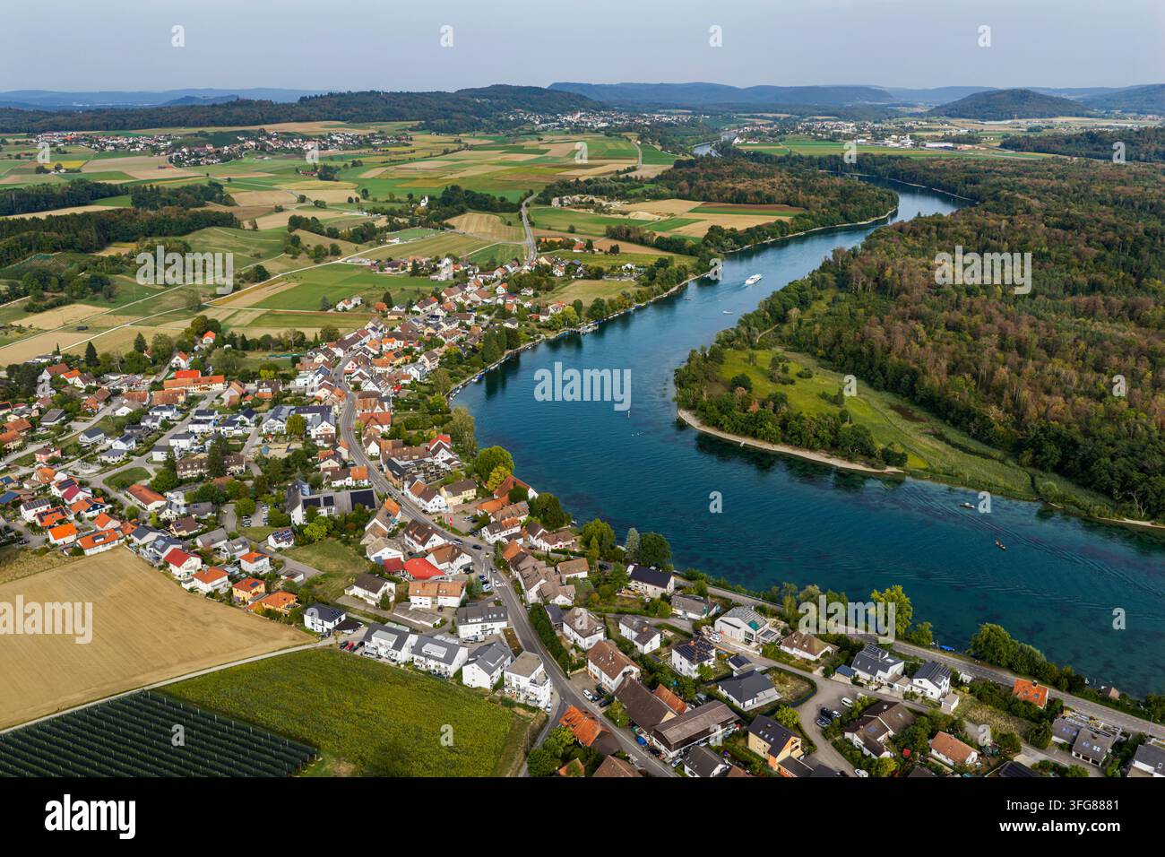 Buesingen am Hochrhein est la seule municipalité en Allemagne qui est entièrement entourée de territoire étranger. La municipalité est entourée par la Suisse Banque D'Images