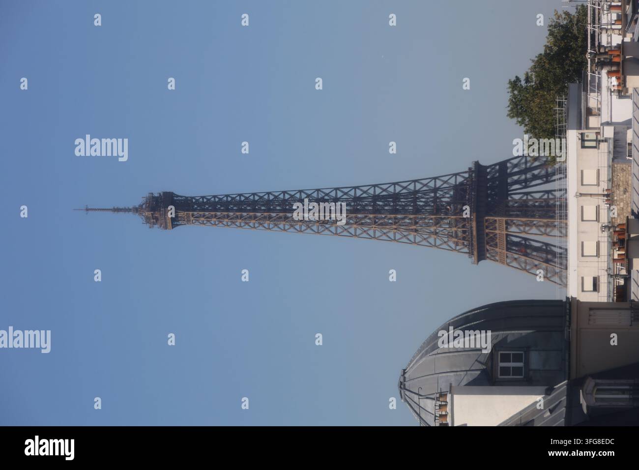 Tour Eiffel dominant derrière les bâtiments parisiens classiques aux toits en zinc, vue depuis le Musée d’Orsay, Paris, France Banque D'Images