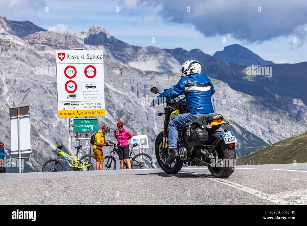 Hauteur du col. Le col de Spluegen se situe à 2 114 mètres au-dessus du niveau de la mer et relie Spluegen à Rheinwald, dans le canton suisse des Grisons (côté nord Banque D'Images