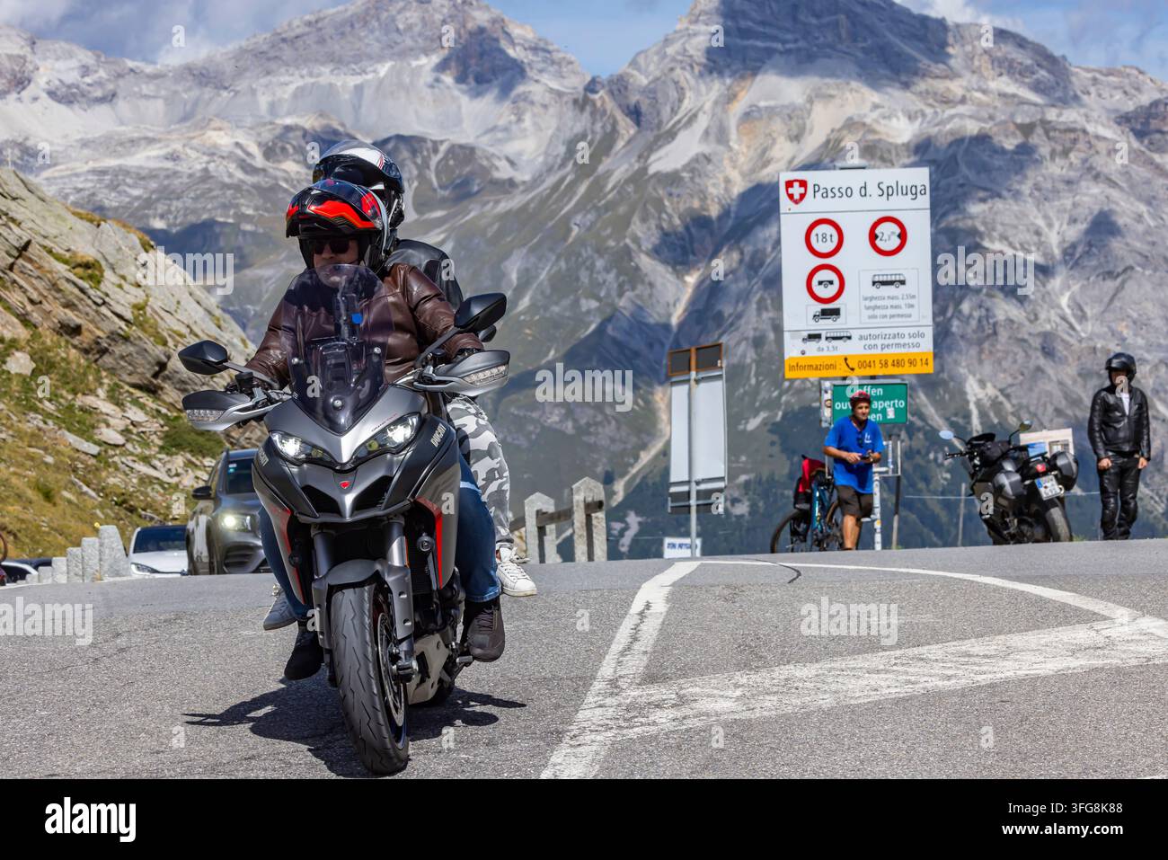 Hauteur du col. Le col de Spluegen se situe à 2 114 mètres au-dessus du niveau de la mer et relie Spluegen à Rheinwald, dans le canton suisse des Grisons (côté nord Banque D'Images