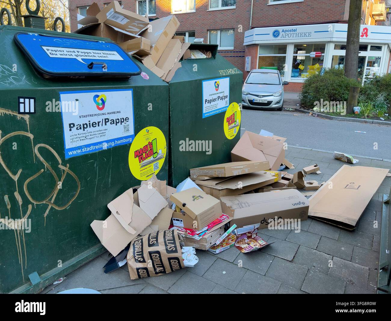 Conteneurs de papier débordants, Allemagne, Hambourg, benne à ordures, papier, débordant, recyclage, environnement, conteneur à déchets, plein à craquer, débordant, environnement, pape Banque D'Images