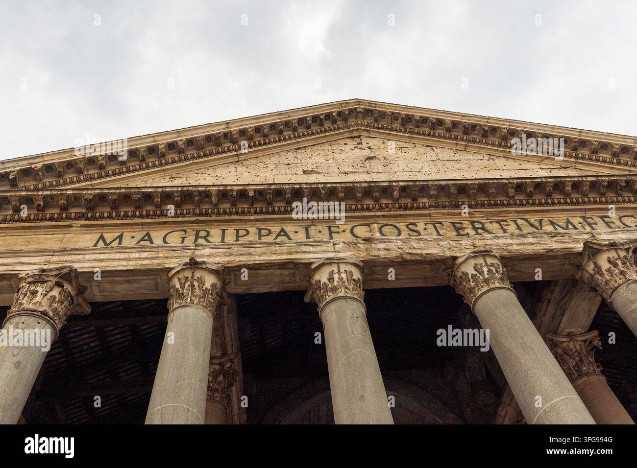 Détail, Façade du Panthéon à Rome, Italie. 5 juillet 2026. Banque D'Images