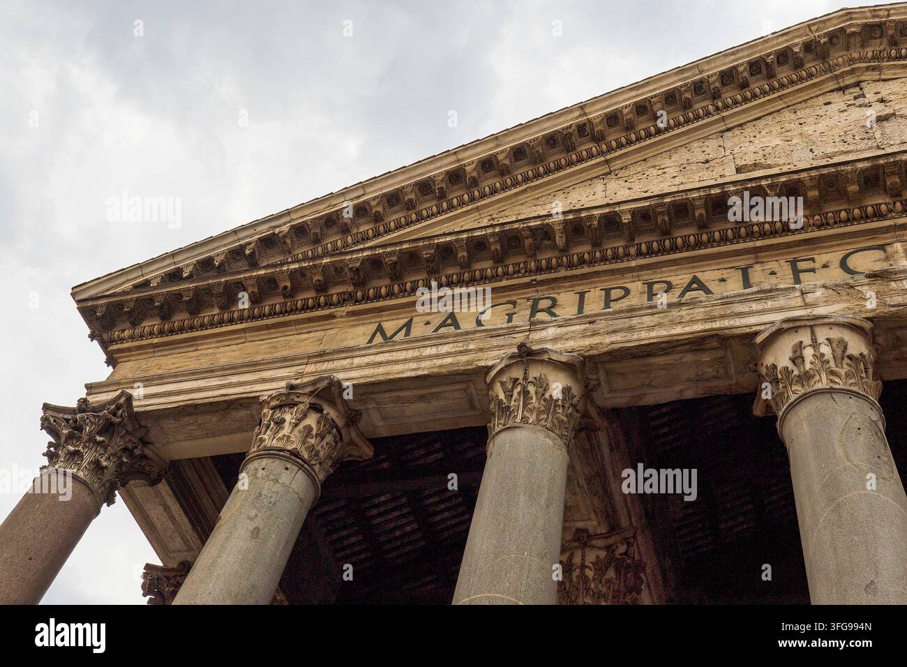 Détail, Façade du Panthéon à Rome, Italie. 5 juillet 2026. Banque D'Images