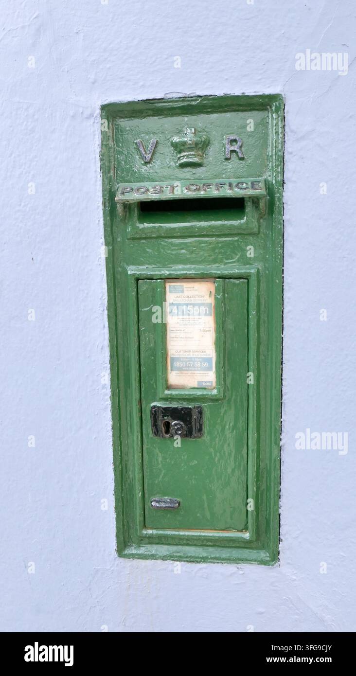 Boîte aux lettres verte irlandaise encastrée dans un mur blanc Banque D'Images