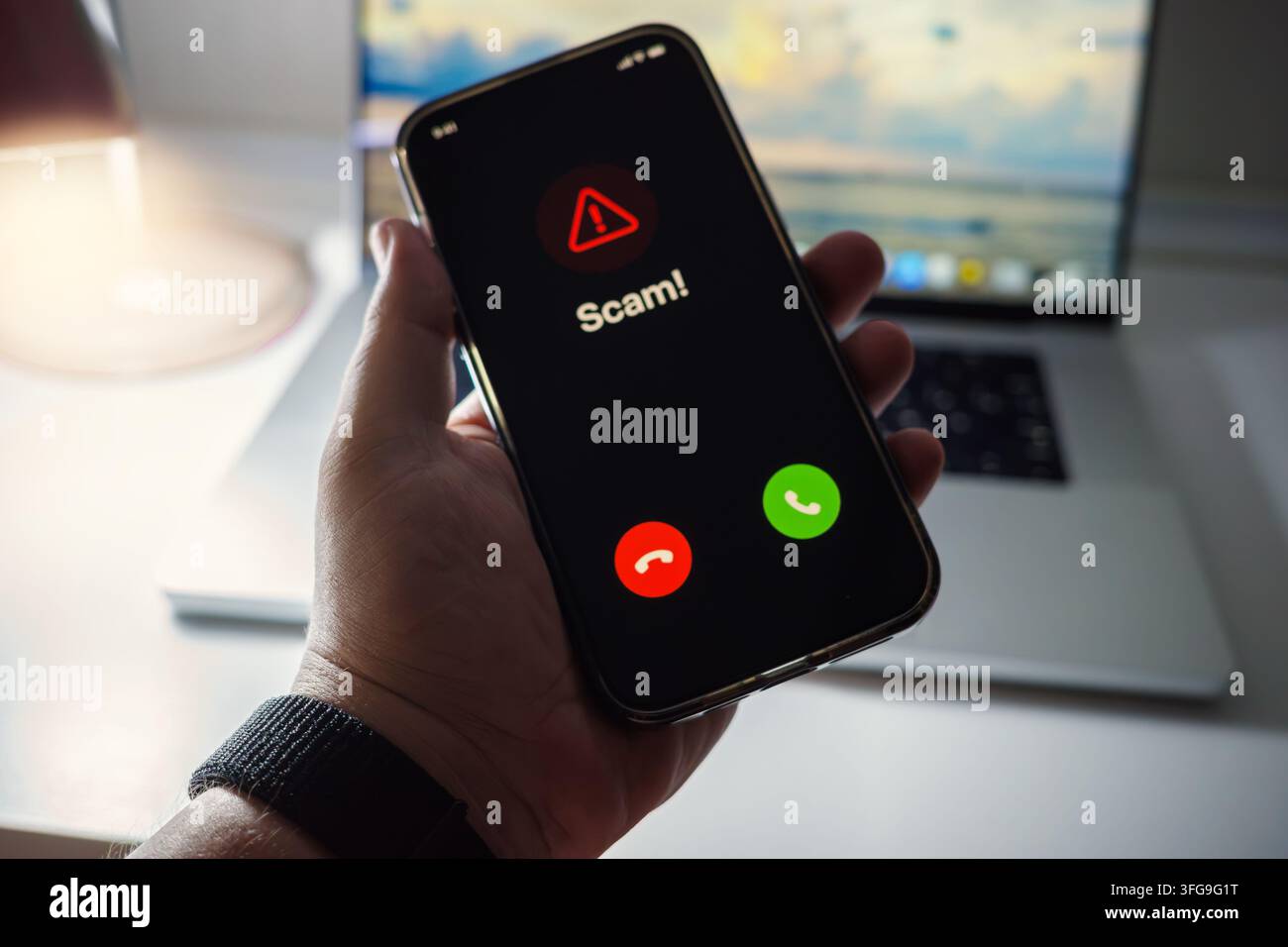 Avertissement d'appel frauduleux sur l'écran du smartphone signale une fraude téléphonique, du vishing, du spoofing d'appels et un risque de vol d'identité, soulignant la cybersécurité mobile et la prévention des arnaques. Banque D'Images