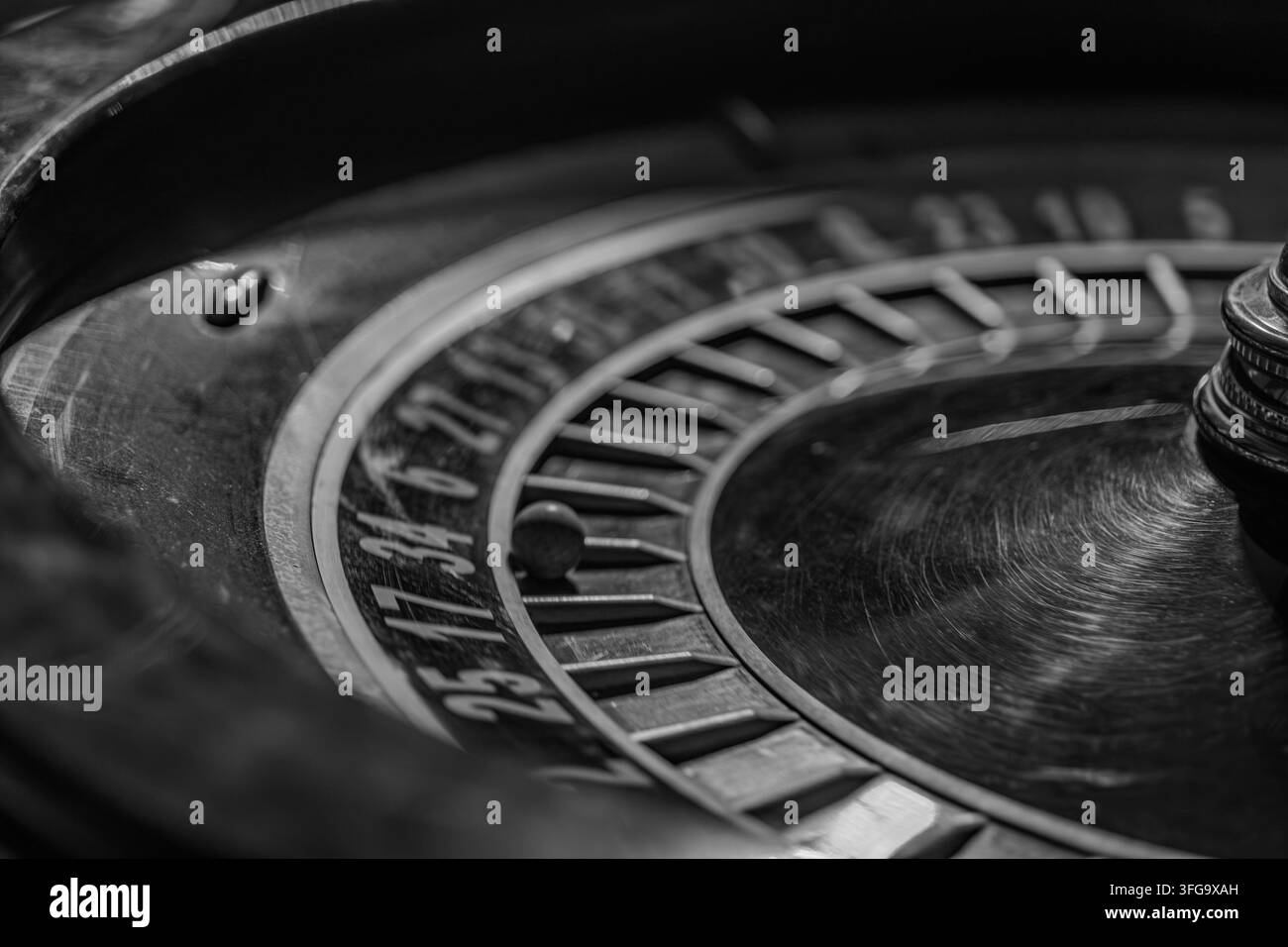 Vue rapprochée d'une machine à écrire vintage usagée, en se concentrant sur le rouleau et le plateau, dans un intérieur de casino faiblement éclairé Banque D'Images