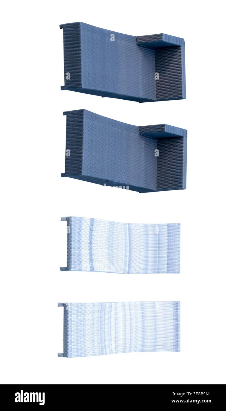Vue de dessus d'un ensemble de deux chaises longues ou transats en plastique noir et de deux chaises longues ou transats en plastique bleu clair isolés sur fond blanc avec clip Banque D'Images