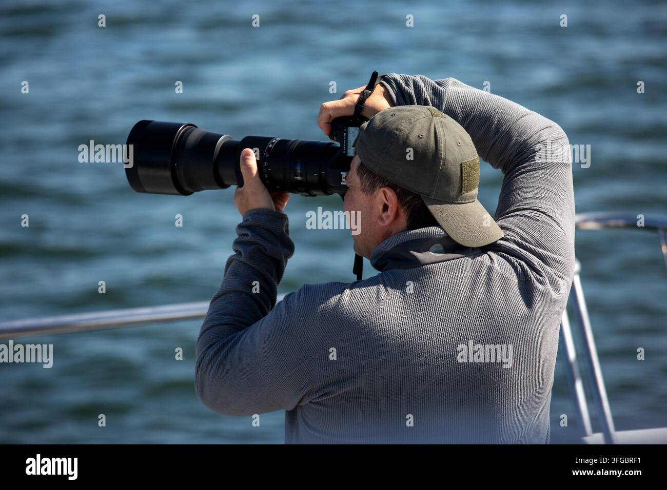Photographe animalier observant des oiseaux sur la côte Atlantique de la Namibie Banque D'Images