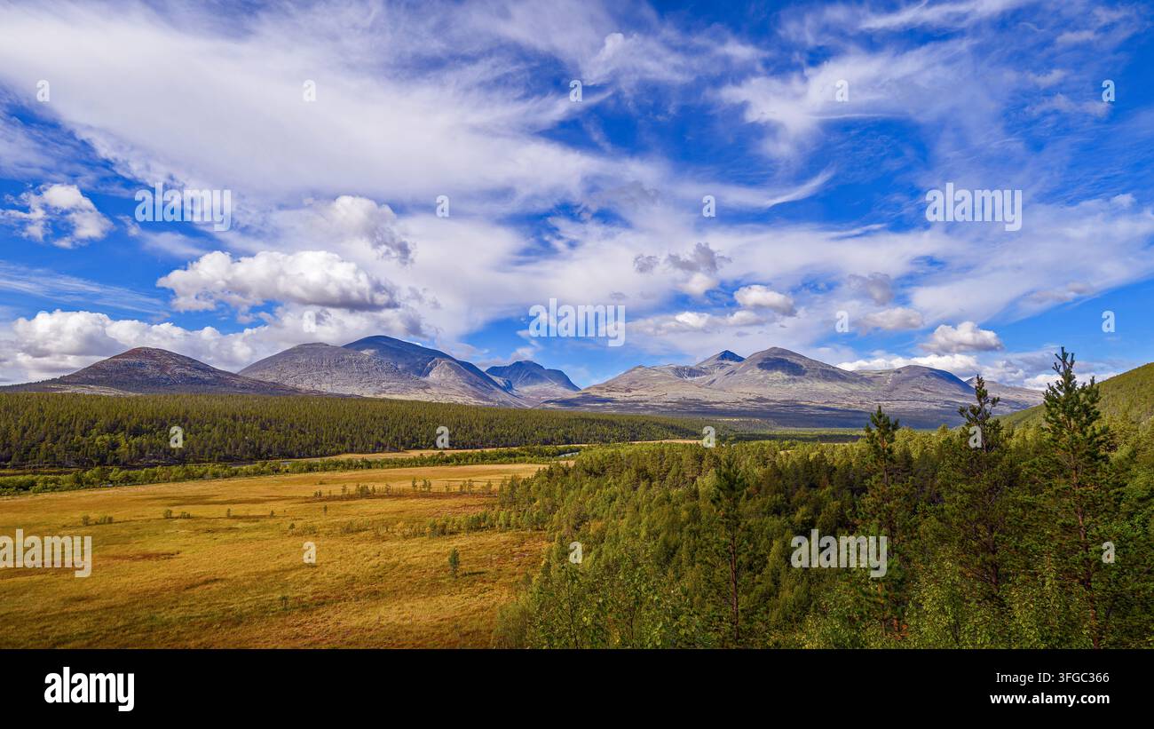 Vue de la réserve naturelle d'Atnsjömyrene et du parc national de Rondane (Innlandet, Norvège) en Septe,ber. Banque D'Images
