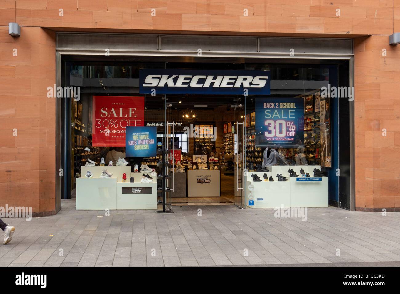 Liverpool, Royaume-Uni 05 septembre 2026 Façade du magasin Skechers avec panneaux de solde et vitrine sur la rue de la ville Banque D'Images