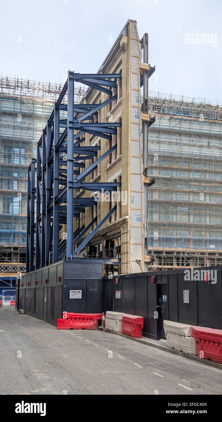 Londres, Royaume-Uni - 10 septembre 2026 : Façade historique préservée soutenue par une grande structure en acier lors des travaux de réaménagement. Banque D'Images