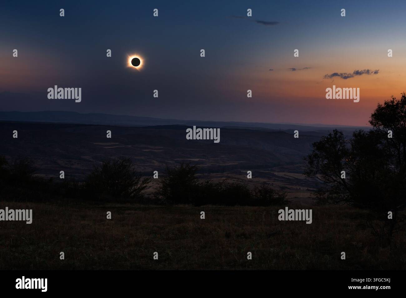 Une scène à couper le souffle se déploie alors que le soleil est complètement couvert, projetant des ombres sur Teruel, en Espagne, lors de l'éclipse solaire de 2026 Banque D'Images