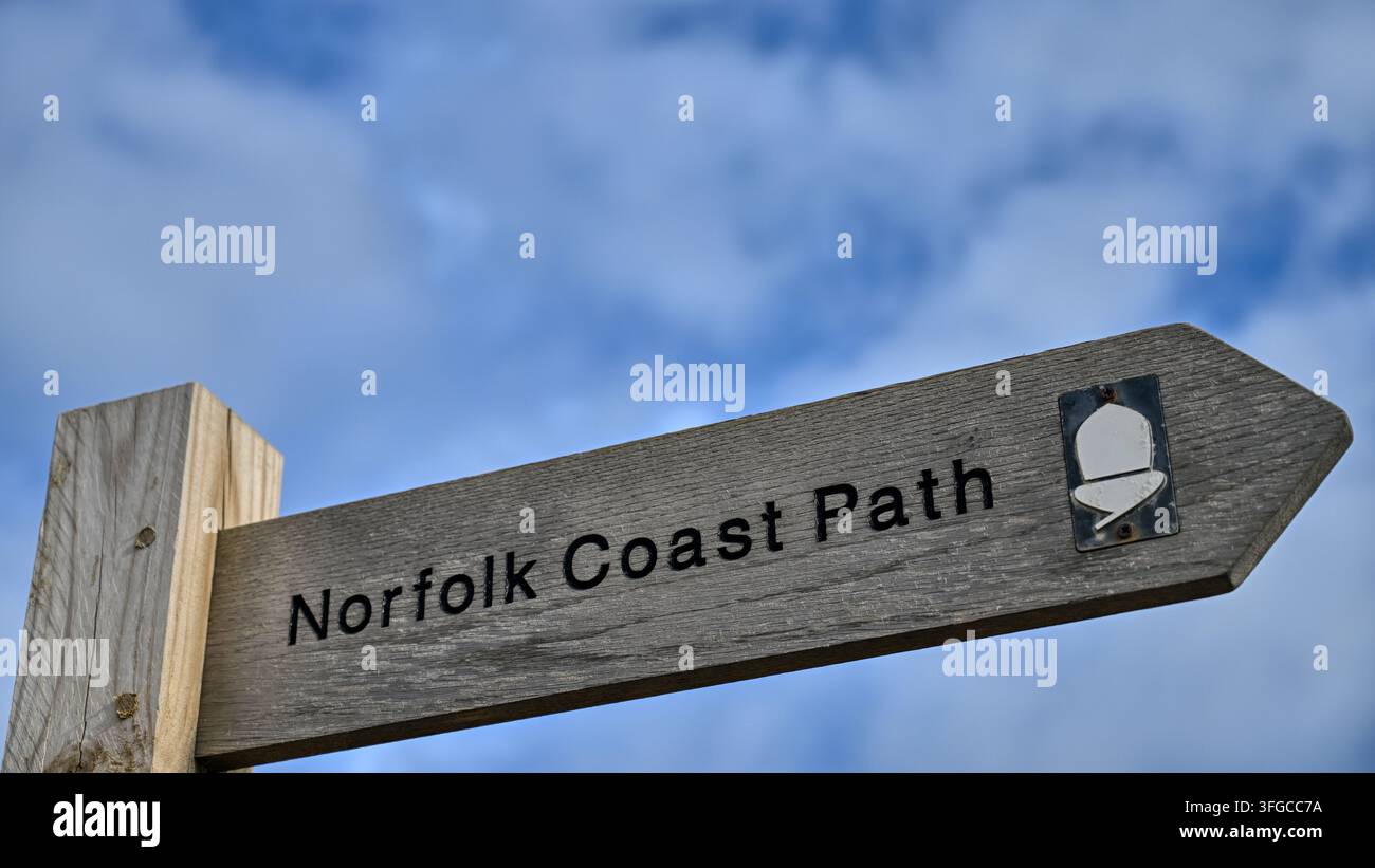 Un panneau en bois indiquant l'itinéraire du Norfolk Coast Path Banque D'Images