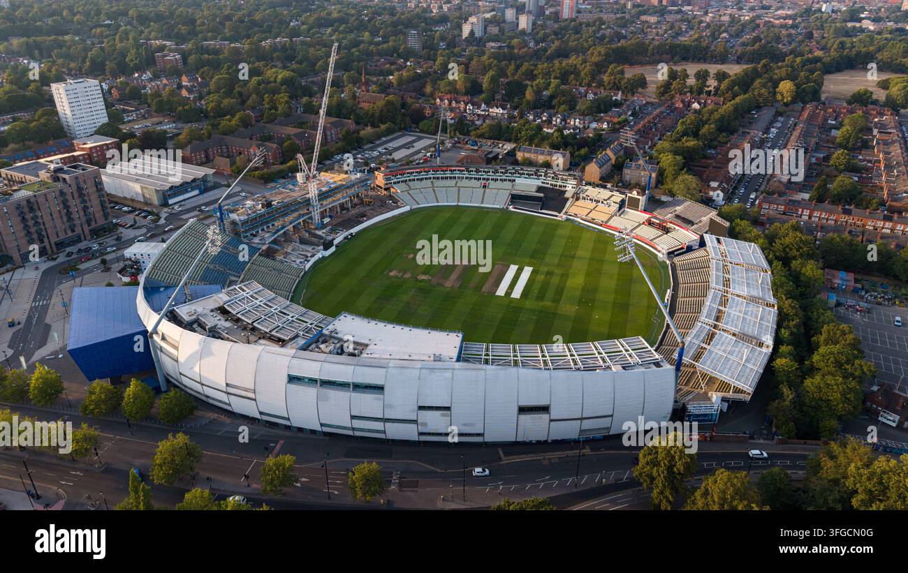 Vue élevée du développement du terrain de cricket d'Edgbaston et de la skyline de Birmingham au coucher du soleil Banque D'Images