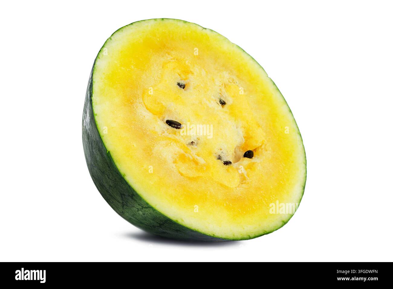 Melon jaune frais coupé isolé sur fond blanc Banque D'Images