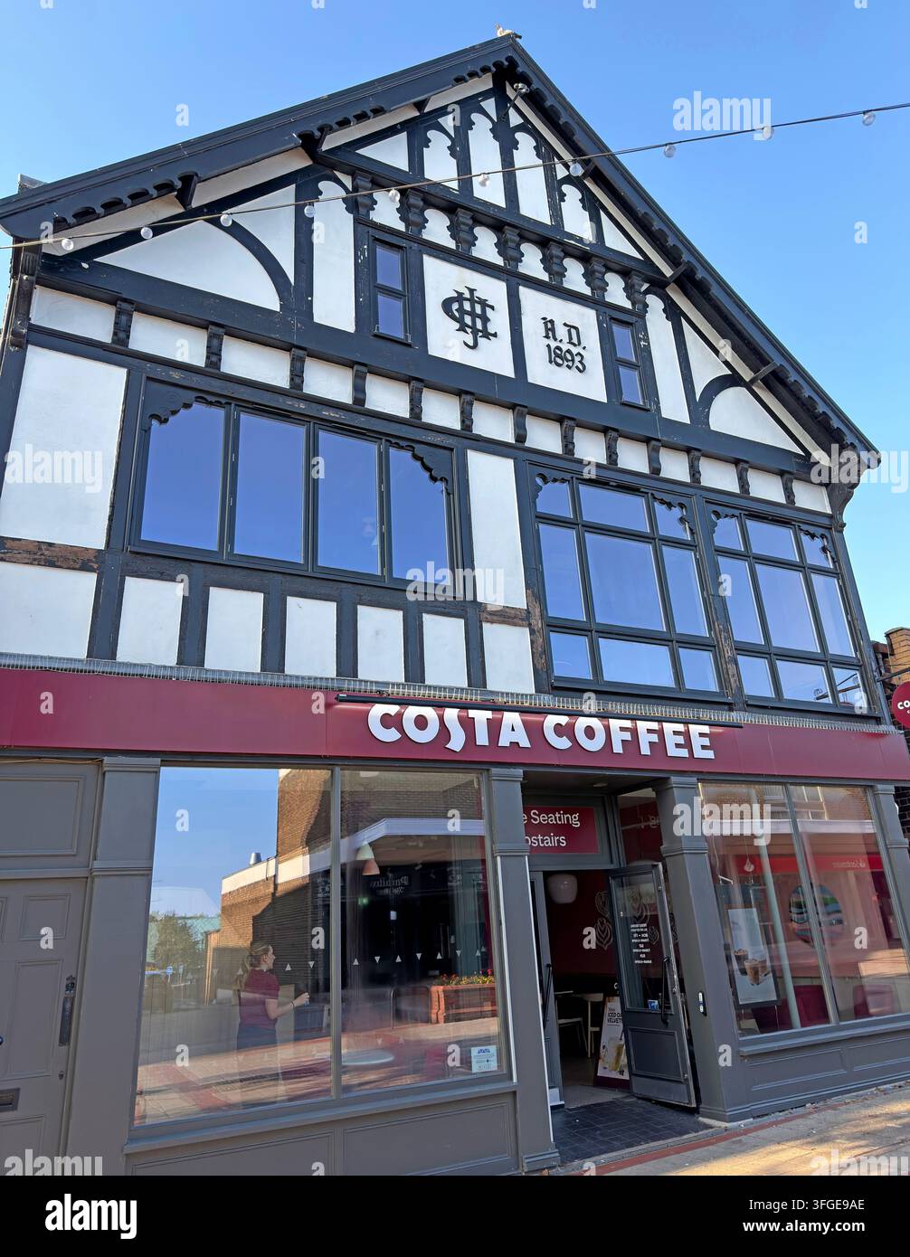 Costa Coffee au 51–53 Witton Street dans un bâtiment en bois de 1893, Northwich, Cheshire, Angleterre, Royaume-Uni. Banque D'Images