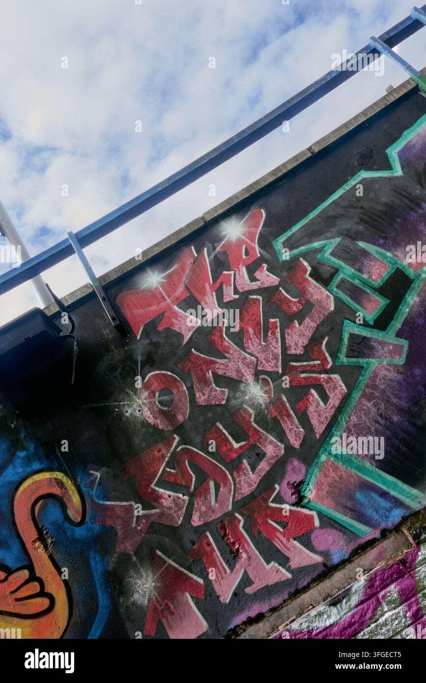 Graffiti - Wolverhampton 2026 - la seule voie est vers le haut - ciel - roses, ciel bleu, ciel nuageux Banque D'Images
