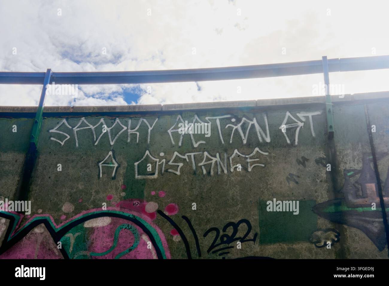Graffiti – Wolverhampton 2026 – Spooky Action At a Distance – une leçon de mécanique quantique en bombe de peinture Banque D'Images