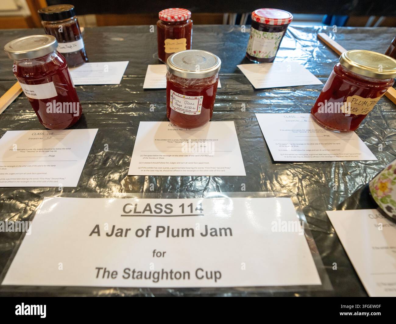 Pot Mason de confiture de prunes, expositions à la foire florale Banque D'Images