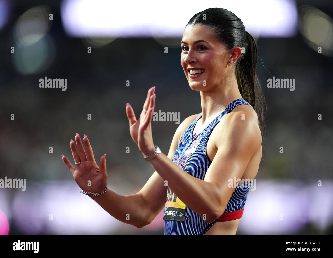 Amy Hunt de Grande-Bretagne célèbre sa qualification après la demi-finale du 100 m féminin le deuxième jour des Championnats mondiaux d'athlétisme Ultimate à Budapest, Hongrie. Date de la photo : samedi 12 septembre 2026. Banque D'Images
