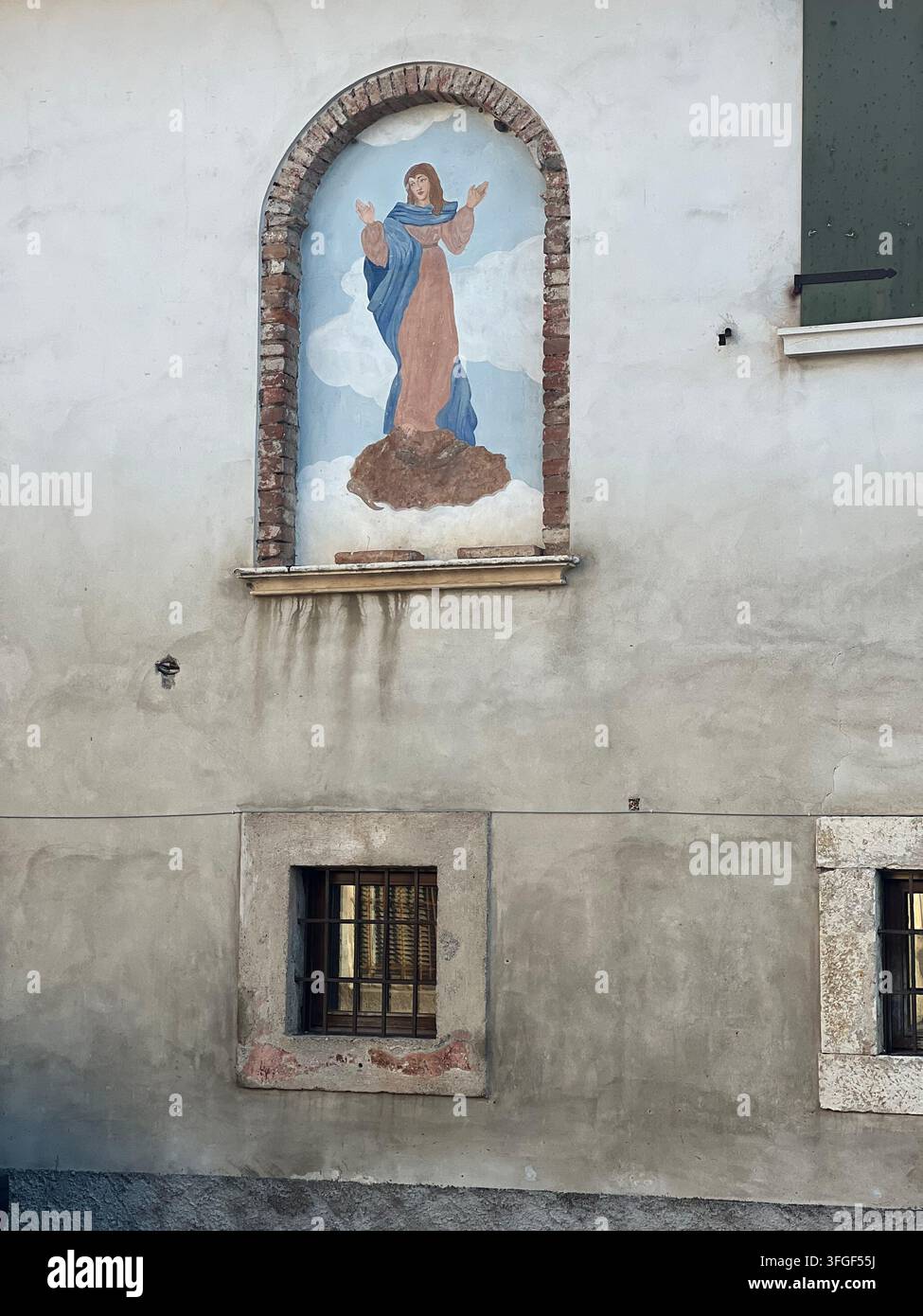 Peinture murale religieuse sur une vieille maison à Azzano Mella, Lombardie, Italie - Image de stock capturée avec un smartphone