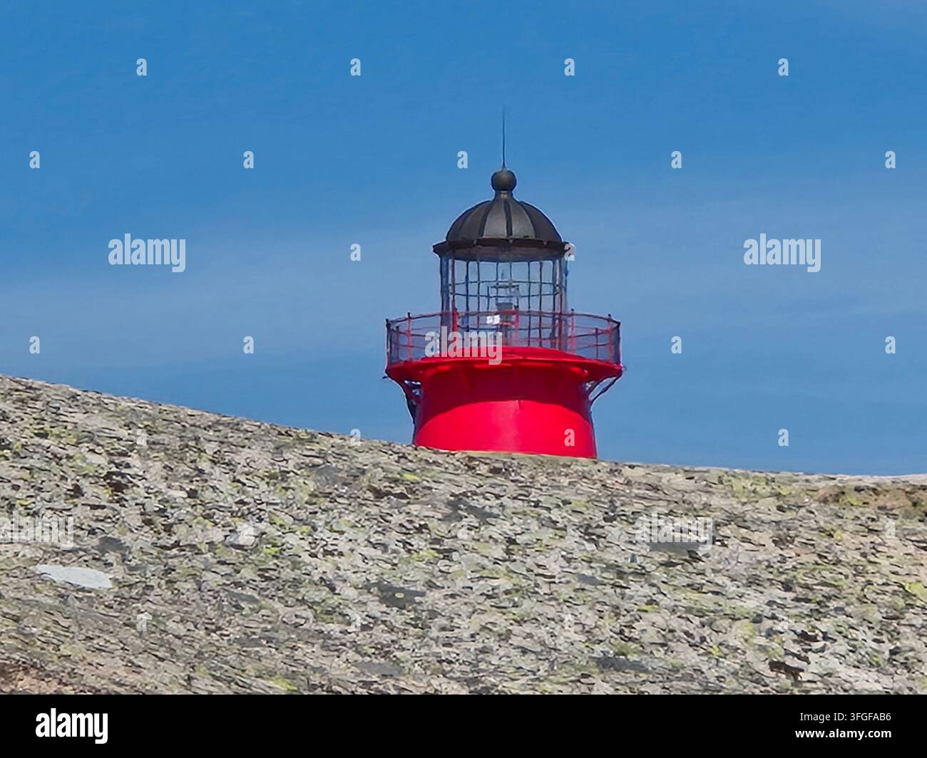 Close-up de la tour rouge du phare de Hållö s'élevant au-dessus des rochers de granit sur l'île de Hållö près de Smögen, Suède Banque D'Images